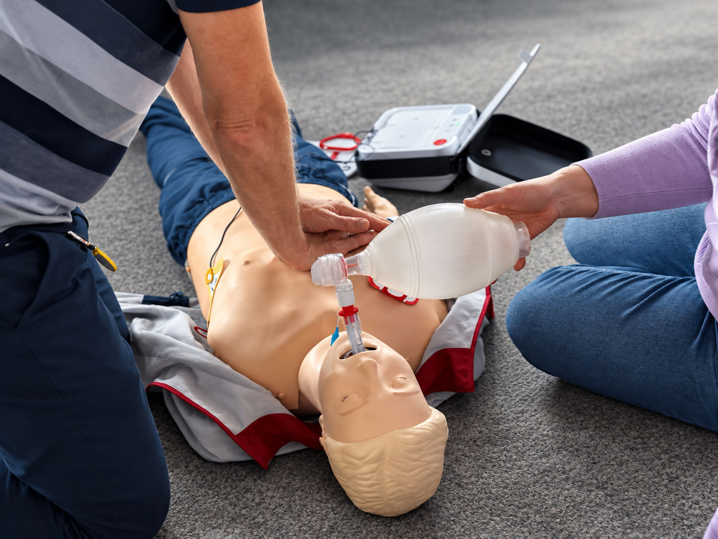 Praxisteam übt Beatmung und Basic Life Support im Notfalltraining für Arztpraxen