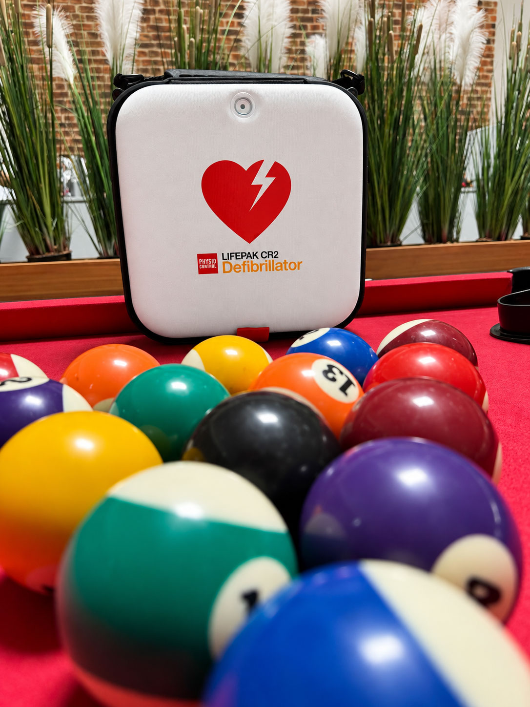 LIFEPAK CR2 Defibrillator, wie er auch in Praxen zum Einsatz kommt