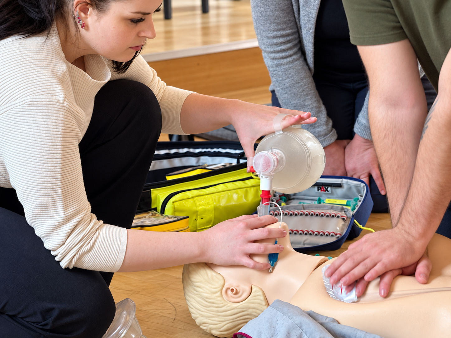 Team arbeitet zusammen bei Beatmung und Herzdruckmassage